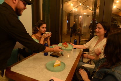 Tres jóvenes disfrutan de Prot Inn, en Plaza Lagos.