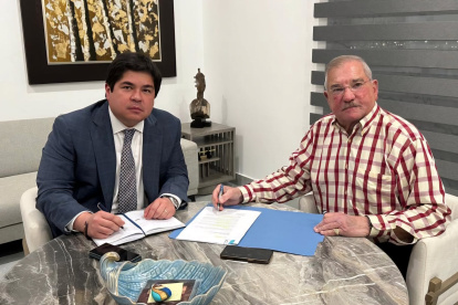José Jouvín, presidente del Consejo Directivo Nacional de Solca en fotografía con el Secretario de Administración de la Presidencia Arturo Félix.
@SecretariaEc
 concluyó en un