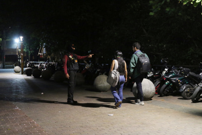 Entrada. Los jueves y viernes se cierra desde las 18:00 hasta las 22:00; y en los exteriores, al menos esta semana, sí hubo control policial y por parte de los metropolitanos.