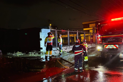 En Amaguaña, en Chillo Jijón, en el valle de Los Chillos, una quebrada se desbordó.