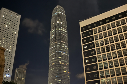 Paisaje. Una vista nocturna de Hong Kong, una ciudad que se vanagloria de sus bondades patrimoniales y de su modernidad.