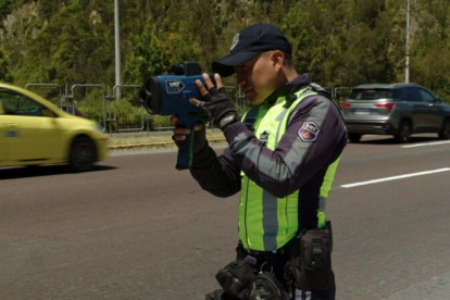 Para vehículos livianos el límite permitido en vías urbanas es de 5O km/h.