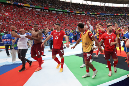 Berlin (Germany), 29/06/2024.- Players of Switzerland celebrate with their supporters after winning the UEFA EURO 2024 Round of 16 soccer match between Switzerland and Italy, in Berlin, Germany, 29 June 2024. (Alemania, Italia, Suiza) EFE/EPA/FILIP SINGER