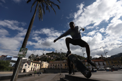 Acróbatas del centro. En el bulevar de la avenida 24 de Mayo, los skaters practican trucos.