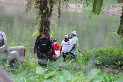 La policía está trabajando para identificar a la víctima y determinar las circunstancias de su muerte.