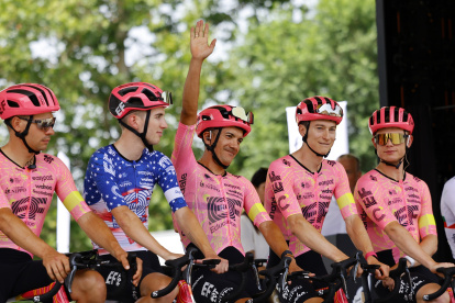 Florence (Italy), 29/06/2024.- Ecuadorian rider Richard Carapaz (C) of EF Education - EasyPost gestures next to his teammates as they pose on the stage during their team presentation before the start of the first stage of the 2024 Tour de France cycling race over 206km from Florence to Rimini, Italy, 29 June 2024. (Ciclismo, Francia, Italia, Florencia) EFE/EPA/KIM LUDBROOK