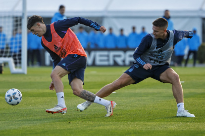 Fotografía de archivo de los jugadores argentinos Alejandro Garnacho (i) y Juan Marcos Foyth durante un entrenamiento de la selección argentina.