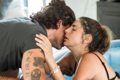 Michelle Renaud con Matías durante el parto.