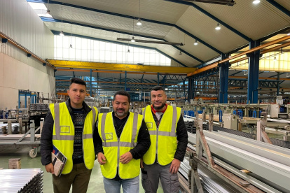 Mejía (c) llegó a España cuando tenía 22 años. En el 2003 fundó EME Montajes, el inicio de una carrera con tropiezos y triunfos.