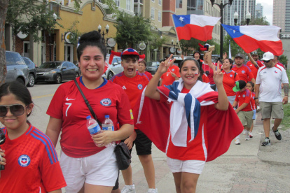 Aficionados de la selección chilena de fútbol animan en la previa del partido de la Copa América ante Canadá, este sábado en Orlando (EE.UU.).