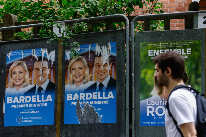 Carteles pegados en París muestran a los ultraderechistas Marine Le Pen y Jordan Bardella.