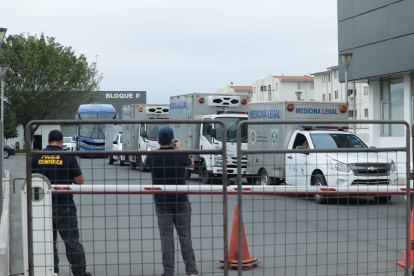 A las 08:20 del pasado 29 de junio, los vehículos policiales y forenses cruzaron el puente de la Unidad Nacional para inhumar a los cadáveres.