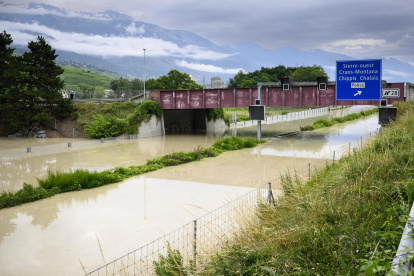 El desbordamiento del río Ródano debido a las tormentas ha inundado la autopista A9 en Sierre, Suiza, el 30 de junio de 2024.