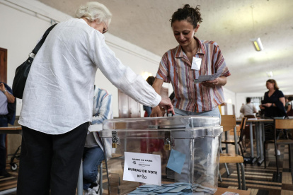 Una mujer emite su voto en la primera vuelta de las elecciones parlamentarias anticipadas de Francia, en un colegio electoral en París, el 30 de junio de 2024.