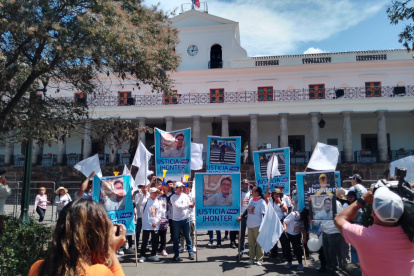 Familiares y amigos de Jhonter llegaron el 30 de junio a la Plaza Grande.
