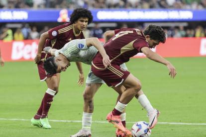 El defensa venezolano Jon Mikel Aramburu (d) fue registrado el pasado 26 de junio al disputar un balón con el lateral mexicano Gerardo Arteaga (c), durante un partido del grupo B de la Copa América 2024.