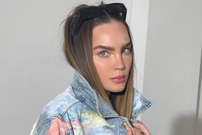 Belinda se oculta de la prensa con disfraz de empleada de aerolínea