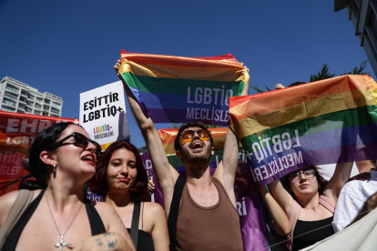 Miembros de la comunidad LGBTIQ+ ondean banderas con los colores del arco iris y gritan consignas durante la Marcha del Orgullo en Estambul, Turquía, el 30 de junio de 2024.