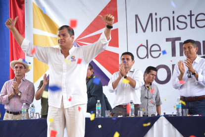 Rafael Correa y detrás de él está Walter Solís, en diciembre de 2015, cuando cumplían las funciones de presidente y ministro.