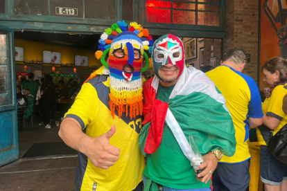 Hinchas ecuatorianos y mexicanos se reunieron en los exteriores del estadio en la previa al encuentro.