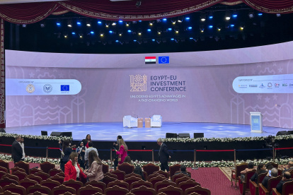 Inversores europeos de sectores como el transporte, la navegación y la energía exploran este domingo oportunidades de inversión y posibilidades para cerrar acuerdos y proyectos millonarios en Egipto, en el marco de la Conferencia de Inversión Egipto-Unión Europea que se desarrolla este fin de semana en El Cairo. EFE/Rosa Soto