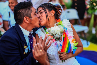 Una pareja contrae matrimonio en el Día del Orgullo LGTBI el sábado pasado.
