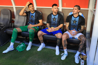 Miami (United States), 30/06/2024.- Lionel Messi (C) of Argentina and Rodrigo De Paul (R) of Argentina converse on the bench during the CONMEBOL Copa America 2024 group A match between Argentina and Peru, in Miami, Florida, USA, 29 June 2024. EFE/EPA/CRISTOBAL HERRERA-ULASHKEVICH