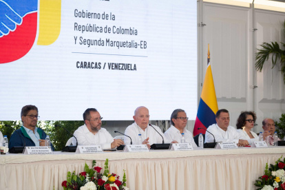 Las delegaciones del Gobierno de Colombia y la disidencia de las FARC Segunda Marquetalia instalaron "formalmente" el lunes 24 de junio la mesa de diálogo de paz en Caracas.