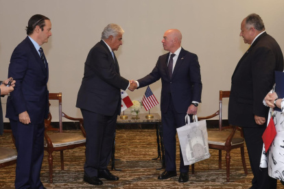 El presidente electo José Mulino de Mulino (c-i) se reunió con el secretario de Seguridad Nacional de los Estados Unidos, Alejandro Mayorkas (c-d), este domingo 30 de junio en Ciudad de Panamá.