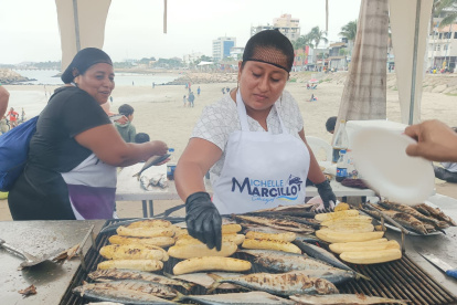 El olor que salía de las parrillas atrajo cada vez a más comensales.