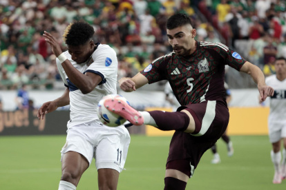 Johan Vásquez de México (R) y Kevin Rodríguez de Ecuador (L) en acción durante el partido de fútbol del grupo B de la CONMEBOL Copa América 2024 entre México y Ecuador en Glendale, Arizona, EE.UU., el 30 de junio de 2024.