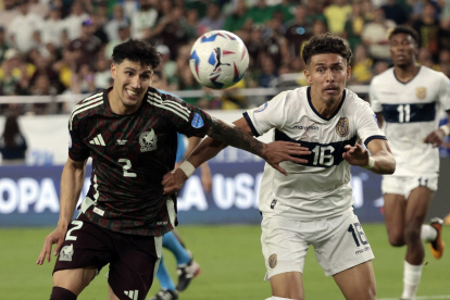 Jeremy Sarmiento de Ecuador (R) y Jorge Sánchez de México (L) en acción durante el partido de fútbol del grupo B de la CONMEBOL Copa América 2024 entre México y Ecuador en Glendale, Arizona, EE.UU., el 30 de junio de 2024.