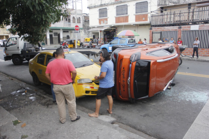 Múltiple choque en las calles 4 de Noviembre y Tulcán deja como saldo 2 heridos.