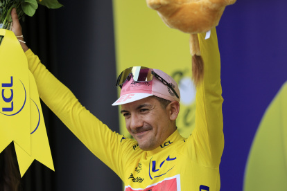 Richard Carapaz y su celebración con el maillot amarillo como líder del Tour de Francia.