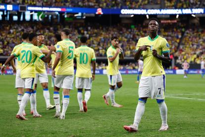 Vinícius (d) celebra uno de los goles de Brasil ante Paraguay
