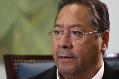 El presidente de Bolivia, Luis Arce, habla en una entrevista con EFE, en La Paz