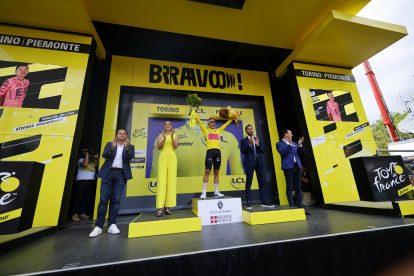 El ecuatoriano en lo alto del podio de la clasificación general del Tour de Francia 2024.