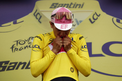 El ecuatoriano Richard Carapaz se adueña del maillot amarillo en el Tour de Francia 2024