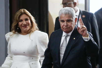 El presidente de Panamá, José Raúl Mulino, llega junto a su esposa Maricel Cohen al Centro de Convenciones Atlapa para su investidura, en Ciudad de Panamá