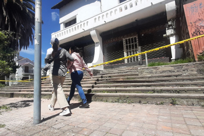 Una vivienda ubicada entre las calles Wilson y Juan León Mera resultó afectada por el sismo en Quito. Una cinta de seguridad se colocó a su alrededor.