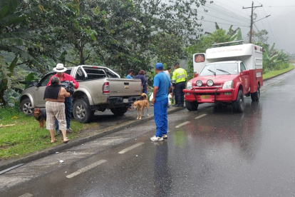 Al lugar del siniestro en la vía Alóag - Santo Domingo acudió personal médico para atender a los heridos