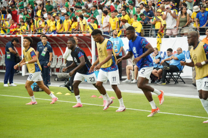 Parte de la plantilla de jugadores de la Tri en el calentamiento previo del partido ante México.