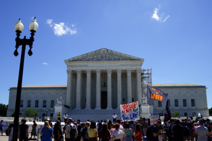 Manifestantes se reúnen frente a la Corte Suprema de los Estados Unidos, Washington, DC, EE.UU., 01 de julio de 2024.
