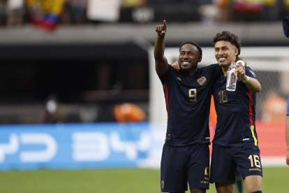 El delantero ecuatoriano John Yeboah (i) y el mediocampista Jeremy Sarmiento (d) en la Copa América 2024.