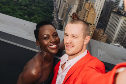 Joseph Quinn y Lupita Nyong"o.