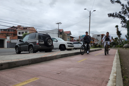 Ciclistas. Entre los proyectos se prevé la construcción de 25 kilómetros más de ciclovía. Ciudadanos piden que estos tramos de carril exclusivo estén interconectados para una mejor experiencia del usuario.