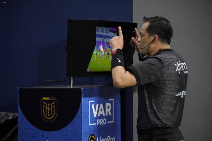 El árbitro Carlos Orbe en una revisión de VAR en un partido de LigaPro