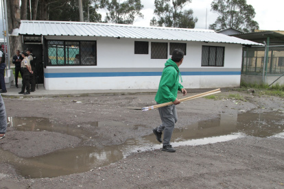 En la UPC Parque Industrial, en el sur, se acumula el agua cuando llueve. En el interior hay problemas de humedad y no es habitable.