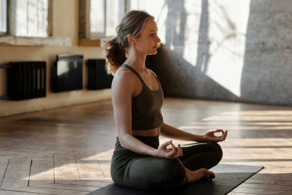 Para aquellos que recién comienzan con la meditación, se recomienda empezar con sesiones cortas de 5 a 10 minutos al día.