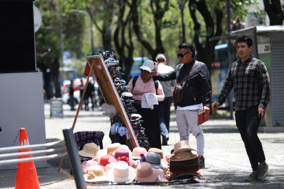 Decenas de comerciantes se ubican en el bulevar de la av. Naciones Unidas.